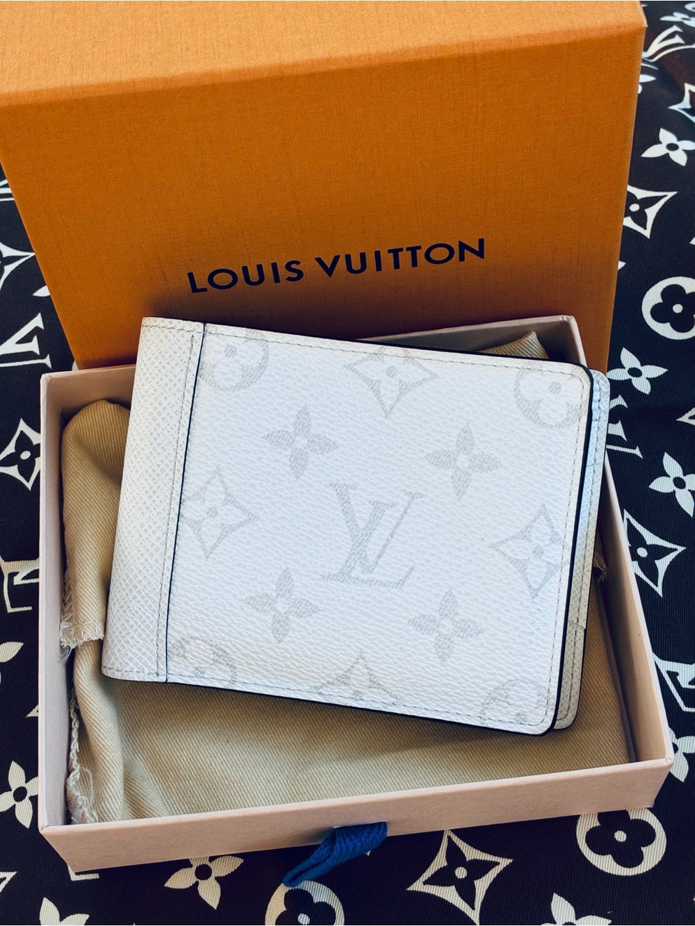 🎁 Louis Vuitton Taigarama Multiple Wallet Antarctica White (With Box & Dust Bag)